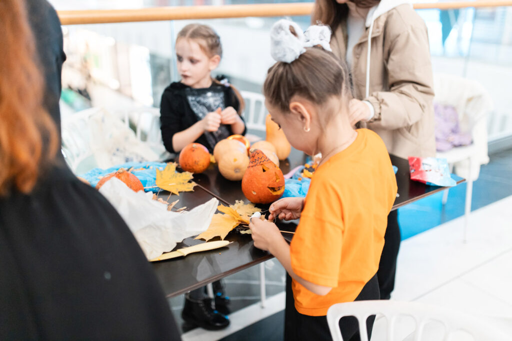 31-жовтня-Хелловін.-Конкурс-костюмів-(фотозвіт)-(111)